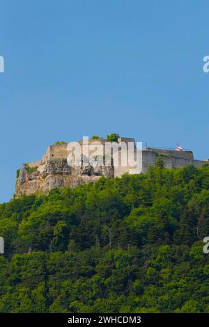 Schloss Hohenneuffen, hochmittelalterliche Burgruine einer großen Burg auf einem Hügel, Ruinen auf dem hohen Festungsberg, Weissjura Felsen am Rande der Burg Stockfoto