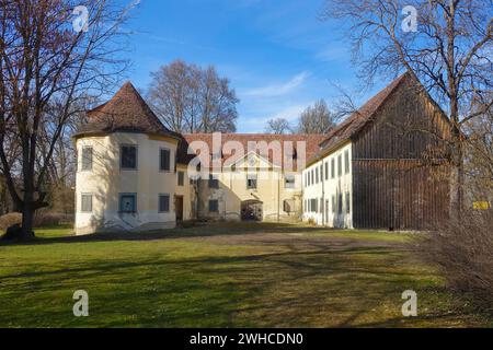 Alte Burg, klassizistische Burganlage Krauchenwies von 1769 bis 1785, Dreiflügelbau des Frühklassizismus, Wasserschloss, historisches Gebäude Stockfoto