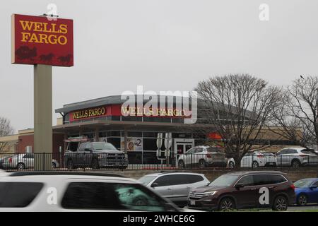 San Antonio, USA. Februar 2024. Außenansicht und Beschilderung einer Filiale von Wells Fargo am Military Drive in San Antonio, Texas, USA, am 9. Februar 2024. Laut dem U.S. Federal Financial Institutions Examination Council erzielte Wells Fargo 2023 mehr Einnahmen aus Überziehungsgebühren als die Bank of America, aber weniger als JP Morgan Chase. (Foto: Carlos Kosienski/SIPA USA) Credit: SIPA USA/Alamy Live News Stockfoto