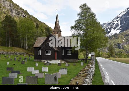 Holzkirche mit Grabsteinen in Norwegen Stockfoto