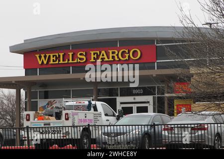 San Antonio, USA. Februar 2024. Außenansicht und Beschilderung einer Filiale von Wells Fargo am Military Drive in San Antonio, Texas, USA, am 9. Februar 2024. Laut dem U.S. Federal Financial Institutions Examination Council erzielte Wells Fargo 2023 mehr Einnahmen aus Überziehungsgebühren als die Bank of America, aber weniger als JP Morgan Chase. (Foto: Carlos Kosienski/SIPA USA) Credit: SIPA USA/Alamy Live News Stockfoto