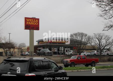 San Antonio, USA. Februar 2024. Außenansicht und Beschilderung einer Filiale von Wells Fargo am Military Drive in San Antonio, Texas, USA, am 9. Februar 2024. Laut dem U.S. Federal Financial Institutions Examination Council erzielte Wells Fargo 2023 mehr Einnahmen aus Überziehungsgebühren als die Bank of America, aber weniger als JP Morgan Chase. (Foto: Carlos Kosienski/SIPA USA) Credit: SIPA USA/Alamy Live News Stockfoto