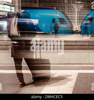 Passagier wartet auf der Schiene Stockfoto