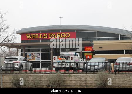 San Antonio, USA. Februar 2024. Außenansicht und Beschilderung einer Filiale von Wells Fargo am Military Drive in San Antonio, Texas, USA, am 9. Februar 2024. Laut dem U.S. Federal Financial Institutions Examination Council erzielte Wells Fargo 2023 mehr Einnahmen aus Überziehungsgebühren als die Bank of America, aber weniger als JP Morgan Chase. (Foto: Carlos Kosienski/SIPA USA) Credit: SIPA USA/Alamy Live News Stockfoto