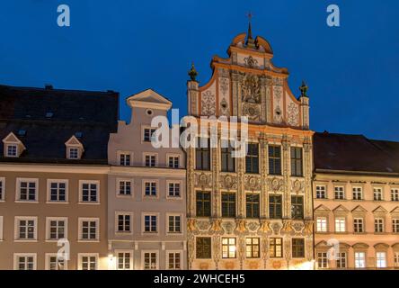 Historisches Rathaus am Abend in Landsberg am Lech, Bayern Stockfoto