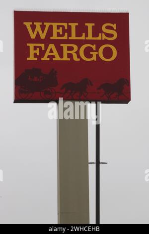 San Antonio, USA. Februar 2024. Außenansicht und Beschilderung einer Filiale von Wells Fargo am Military Drive in San Antonio, Texas, USA, am 9. Februar 2024. Laut dem U.S. Federal Financial Institutions Examination Council erzielte Wells Fargo 2023 mehr Einnahmen aus Überziehungsgebühren als die Bank of America, aber weniger als JP Morgan Chase. (Foto: Carlos Kosienski/SIPA USA) Credit: SIPA USA/Alamy Live News Stockfoto