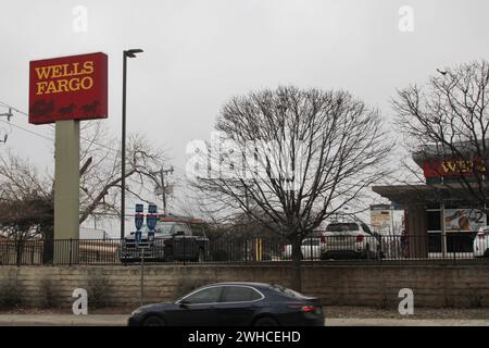 San Antonio, USA. Februar 2024. Außenansicht und Beschilderung einer Filiale von Wells Fargo am Military Drive in San Antonio, Texas, USA, am 9. Februar 2024. Laut dem U.S. Federal Financial Institutions Examination Council erzielte Wells Fargo 2023 mehr Einnahmen aus Überziehungsgebühren als die Bank of America, aber weniger als JP Morgan Chase. (Foto: Carlos Kosienski/SIPA USA) Credit: SIPA USA/Alamy Live News Stockfoto