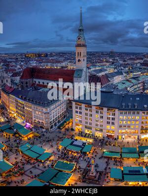 Blick vom Neuen Rathaus auf den Marienplatz und die St. Peterskirche, Alter Peter, München, Bayern, Deutschland Stockfoto