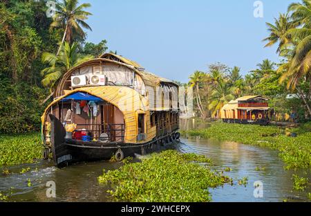 Eine traditionelle Hausboot-Bootstour entlang der Kanäle in der Nähe von Kumarakom bietet eine einzigartige Möglichkeit, die ruhigen Backwaters von Kerala, Indien, zu erkunden Stockfoto