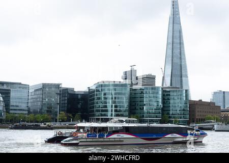 Ein Thames Clipper passiert den Shard und die Entwicklung am Südufer der Themse Stockfoto