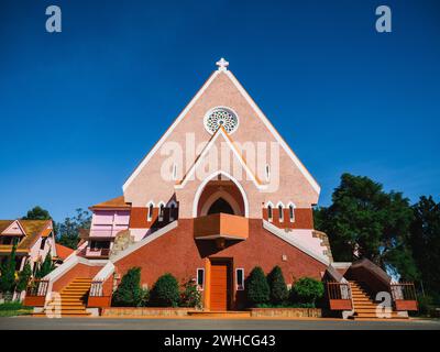 Domaine de Marie Kirche Diözese auf blauem Himmel Hintergrund, versteckt hinter Tannenzweigen am sonnigen Tag, befindet sich in da Lat, Provinz Lam Dong, Vietnam. Stockfoto