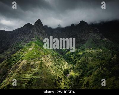 Grüne Berge von Ribeira Brava, autonome Region Madeira, Portugal, Europa Stockfoto