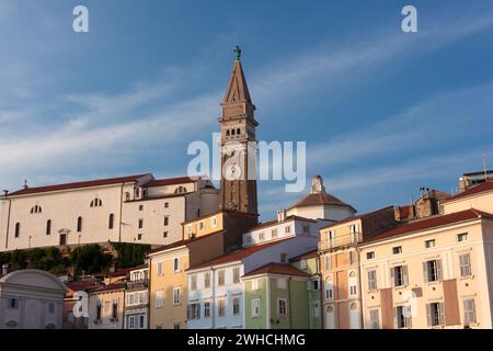 Historische Gebäude auf dem Tartini-Platz im mittelalterlichen Zentrum von Piran an der Küste Sloweniens. Der Glockenturm der St. George's Parish Church befindet sich im Ba Stockfoto