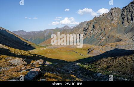 Herbstliches Hochtal in atmosphärischem Licht, Keldike-Tal auf dem Weg zum Ala Kul Pass, Tien Shan Berge, Kirgisistan Stockfoto