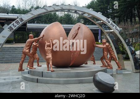 02.05.2013, Panmunjom, Gyeonggi, Korea, Asien - Skulptur der Vereinigung am Dritten Angriffstunnel innerhalb der demilitarisierten Zone DMZ nahe dem ehemaligen Grenzdorf Panmunjom, was sich in der gemeinsamen Sicheheitszone JSA innerhalb des schmalen Grenzstreifens entlang des 38. Breitengrades befindet, der Nordkorea und Suedkorea voneinander trennt. Der Dritte Angriffstunnel ist einer von vier ehemals geheimen Tunneln unter der etwa vier Kilometer breiten demilitarisierten Zone zwischen Nordkorea und Suedkorea, deren Existenz gegenwaertig bekannt sind. Er wurde von Nordkorea aus in Richt Stockfoto