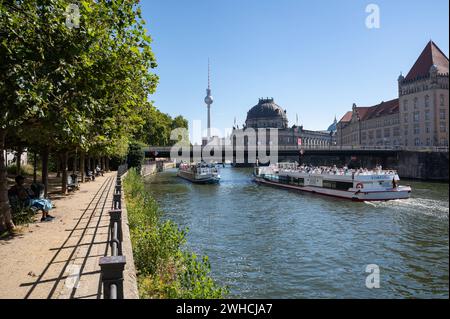 06.09.2023, Berlin, Deutschland, Europa - Blick vom Ufer der Spree auf Ausflugsboote auf dem Fluss vor dem Bode-Museum auf der Museumsinsel im Berliner Bezirk Mitte. Im Hintergrund ist der Berliner Fernsehturm am Alexanderplatz zu sehen. *** 06 09 2023, Berlin, Deutschland, Europa Blick vom Spreeufer aus auf Ausflugsbooten auf dem Fluss vor dem Bode-Museum auf Museumsinsel im Bezirk Berlins Mitte ist der Berliner Fernsehturm am Alexanderplatz im Hintergrund zu sehen Stockfoto