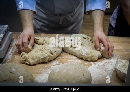 Internationale Grüne Woche 2023 - Schaubäckerei der Deutschen Innungsbäcker. In einer gläsernen Backstube erhalten Sie die Messebesucher hier einen Einblick in das Bäckerhandwerk. Berlin, DEU, Deutschland, 23.01.2023 *** Internationale Grüne Woche 2023 Schaubäckerei der Deutschen Gilde Bäcker in einer Glasbäckerei erhalten Messebesucher einen Einblick in das Bäckerhandwerk Berlin, DEU, Deutschland, 23 01 2023 Stockfoto