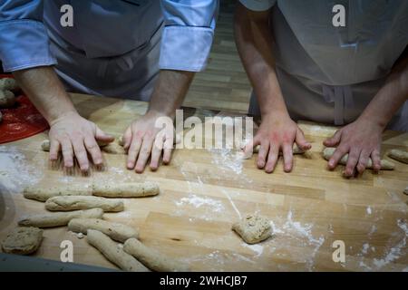 Internationale Grüne Woche 2023 - Schaubäckerei der Deutschen Innungsbäcker. In einer gläsernen Backstube erhalten Sie die Messebesucher hier einen Einblick in das Bäckerhandwerk. Berlin, DEU, Deutschland, 23.01.2023 *** Internationale Grüne Woche 2023 Schaubäckerei der Deutschen Gilde Bäcker in einer Glasbäckerei erhalten Messebesucher einen Einblick in das Bäckerhandwerk Berlin, DEU, Deutschland, 23 01 2023 Stockfoto