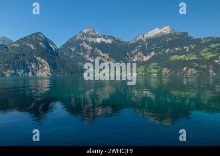 Gebäude am Vierwaldstättersee mit Oberbauen und Niederbauen, Kanton URI, Schweiz, Gebäude, Vierwaldstättersee, Uri, Schweiz Stockfoto