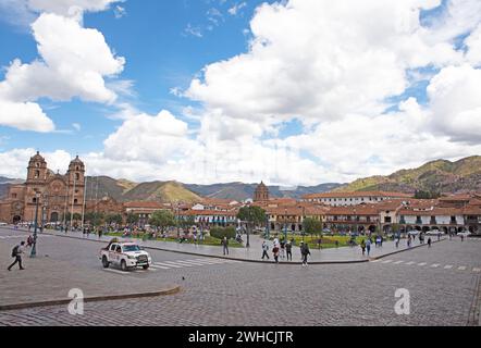 Plaza de Armas, auf der linken Seite die historische Jesuitenkirche Iglesia de la Compania de Jesus, Altstadt, Cusco, Provinz Cusco, Peru Stockfoto