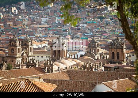 Blick auf die Stadt Cusco, vor der Kathedrale von Cusco oder der Kathedrale Basilika der Himmelfahrt der Jungfrau Maria, auf der linken Seite die Iglesia de la Stockfoto