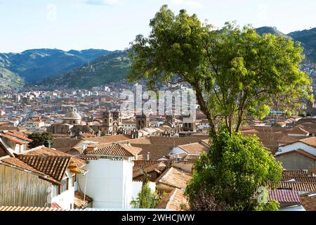 Blick auf die Stadt Cusco, vor der Kathedrale von Cusco oder der Kathedrale Basilika der Himmelfahrt der Jungfrau Maria, auf der linken Seite die Iglesia de la Stockfoto