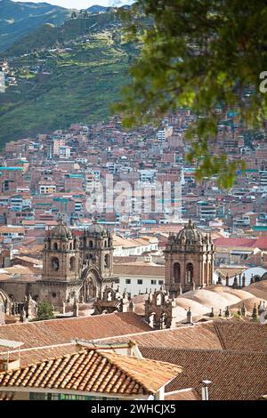 Blick auf die Stadt Cusco, vor der Kathedrale von Cusco oder der Kathedrale Basilika der Himmelfahrt der Jungfrau Maria, auf der linken Seite die Iglesia de la Stockfoto