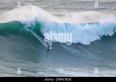 Ein Surfer auf einer großen Welle, Nazare, Portugal Stockfoto