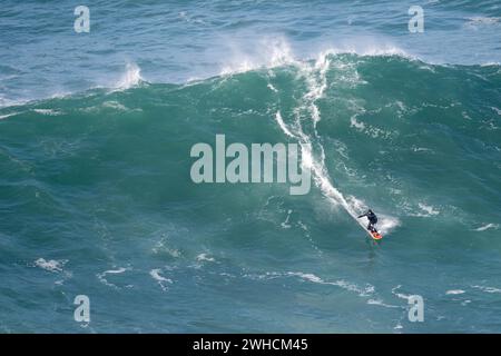 Ein Surfer auf einer großen Welle, Nazare, Portugal Stockfoto