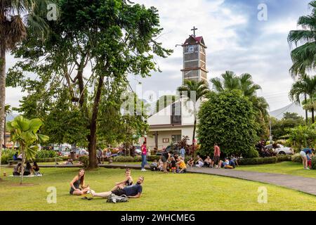 Iglesia de La Fortuna mit Vulkan Arenal, La Fortuna, Costa Rica, Mittelamerika, Lateinamerika Stockfoto