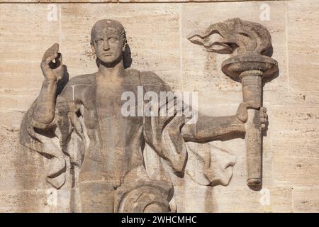 Träger der Olympischen Flamme am Eingangsportal, Olympiastadion, Austragungsort der Winterspiele 1936, Fackelträger, Garmisch-Partenkirchen, Oberen Stockfoto