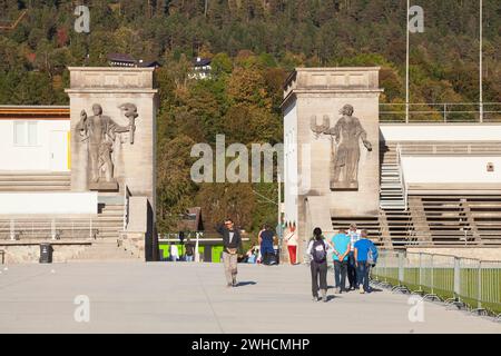 Olympiastadion, Austragungsort der Winterspiele 1936, Fackelträger, Garmisch-Partenkirchen, Oberbayern, Bayern, Deutschland Stockfoto