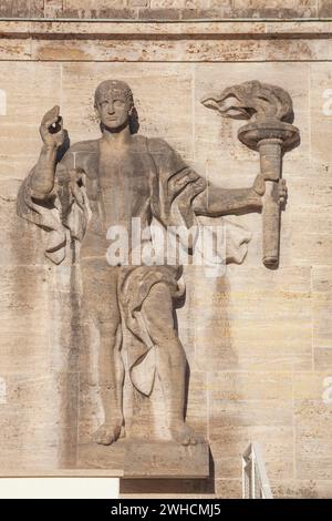 Träger der Olympischen Flamme am Eingangsportal, Olympiastadion, Austragungsort der Winterspiele 1936, Fackelträger, Garmisch-Partenkirchen, Oberen Stockfoto