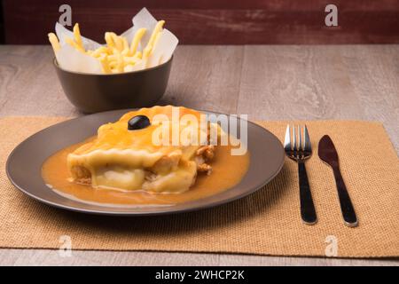 Francesinha und Pommes frites Stockfoto