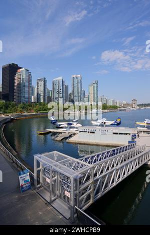 Wasserflugzeugterminal und Hochhäuser, Coal Harbour, Burrard Inlet, Vancouver, British Columbia, Kanada Stockfoto