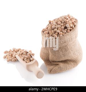 Ungekochte Kichererbsen und Holzlöffel Stockfoto