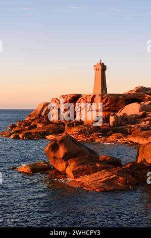 Mean Ruz Leuchtturm und Granitfelsen im Abendlicht, Ploumanac'h, Cote de Granit Rose, Cotes-d'Armor, Bretagne, Frankreich Stockfoto
