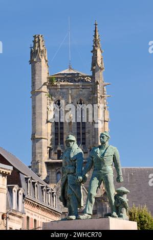 Kriegsdenkmal vor der Kirche St-Etienne de Fecamp, Fecamp, seine-Maritime, Normandie, Frankreich Stockfoto