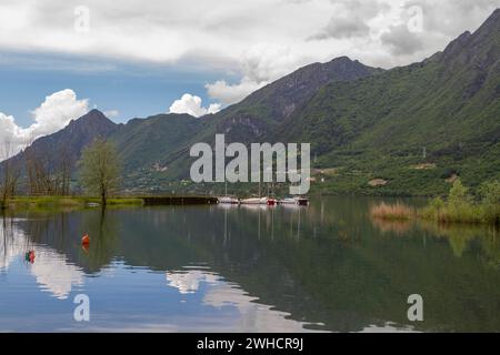 Ponte Caffaro (Brücke über den Caffaroan) an der Nordspitze des Idrosees bildet der Fluss Caffaro die Grenze zwischen den Regionen der Lombardei und Stockfoto