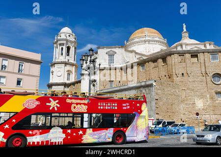 Roter Doppeldeckerbus mit Touristen vor der Kathedrale von Cadiz, Kathedrale des Heiligen Kreuzes über dem Meer, Sightseeing, Cadiz, Andalusien Stockfoto