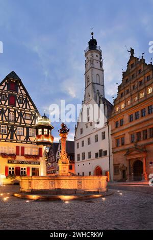 St. Georges Brunnen vor dem Rathaus und der Marien-Apotheke im Jagstheimer-Haus, Rothenburg ob der Tauber, Mittelfranken, Bayern, Deutschland Stockfoto