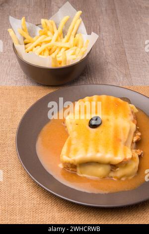 Francesinha und Pommes frites Stockfoto
