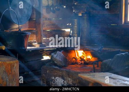 Stube mit Rauch und Feuer, Südtiroler Volkskunde Museum, Dietenheim, Freilchtmuseum, Pustertal, Südtirol, Italien Stockfoto