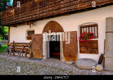 Ansitz Mair am Hof, Scheunen, Südtiroler Volkskundemuseum, Dietenheim, Freilchtmuseum, Pustertal, Südtirol, Italien Stockfoto