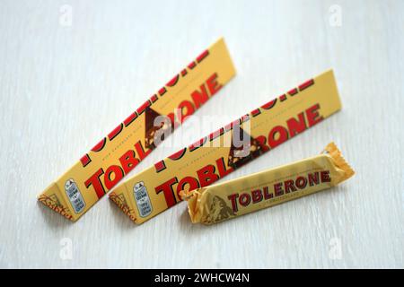 KIEW, UKRAINE - 31. OKTOBER 2023 gelbe Toblerone Schokoladenriegel. Toblerone entstand um 1908 in der Schweiz und wurde von Theodor Tobler gegründet Stockfoto