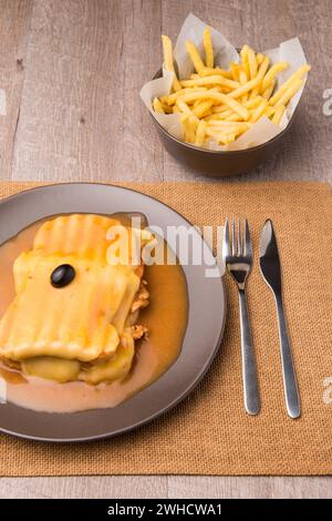 Francesinha und Pommes frites Stockfoto