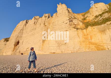 Frau, die am Strand vor den Klippen steht, Etretat, Alabasterküste, seine-Maritime, Normandie, Frankreich Stockfoto