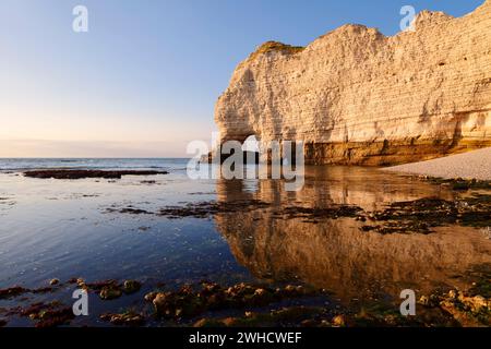 Steile Küste mit dem Felsentor Porte díAmont im Abendlicht, Etretat, Alabasterküste, seine-Maritime, Normandie, Frankreich Stockfoto