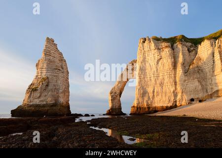 Steile Klippen mit dem Falaise d'Aval Felsentor und der Aiguille díEtretat Felsnadel, Etretat, Alabasterküste, seine-Maritime, Normandie, Frankreich Stockfoto