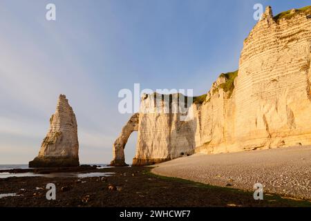 Steile Klippen mit dem Falaise d'Aval Felsentor und der Aiguille díEtretat Felsnadel, Etretat, Alabasterküste, seine-Maritime, Normandie, Frankreich Stockfoto